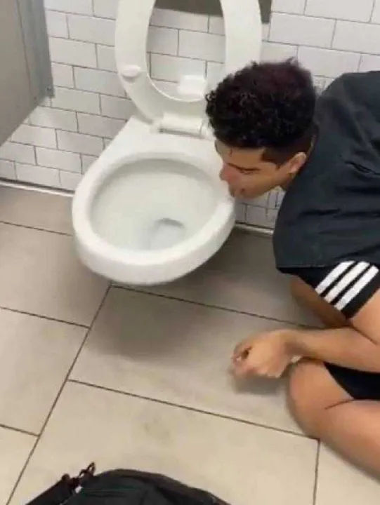 O influenciador lambeu um vaso para o TikTok