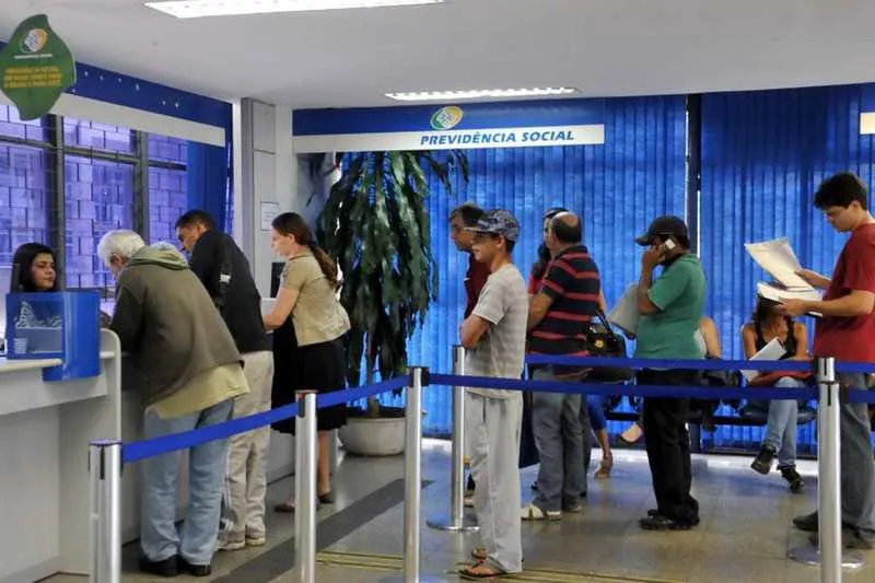 O INSS paga o benefício em duas parcelas