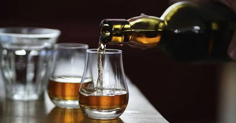 A empresa de bebidas busca pessoas para vender diversas bebidas, como refrigerante e cerveja 