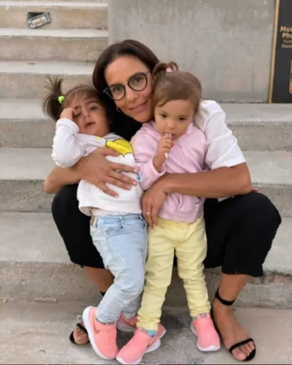 Ivete Sangalo divulgou uma foto abraçada com as filhas Marina e Helena