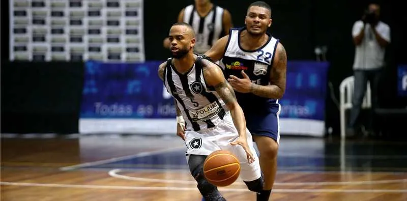 Reestreia de Jamaal Smith promete trazer o reencontro do Botafogo com o vitória nesta sexta-feira.