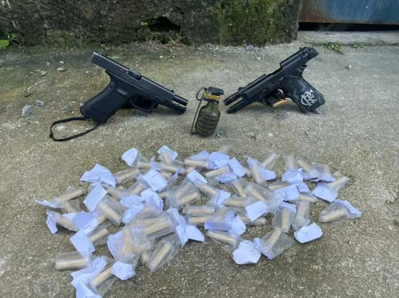 Com eles foram encontrados uma granada, duas pistolas e drogas