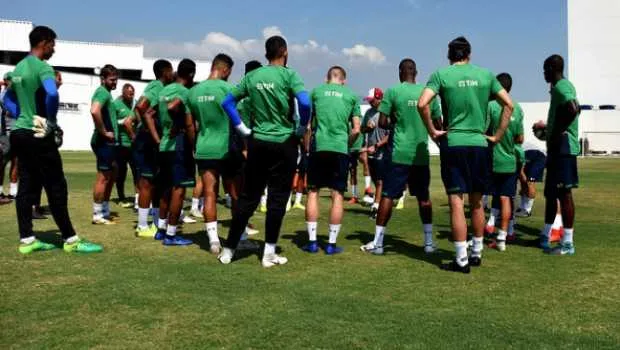 Os jogadores se reuniram com o diretor executivo de futebol, Paulo Angioni, e com alguns membros da comissão técnica do clube 