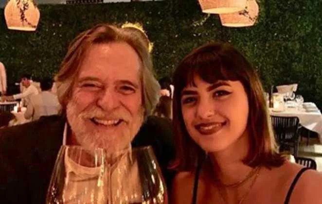 Carol Junger diz estar se sentindo bem ao lado de Zé de Abreu