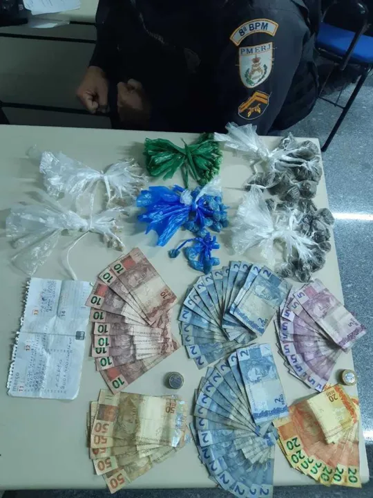 O dinheiro e as drogas que estavam com o menor foram encaminhados para a 146° DP 
