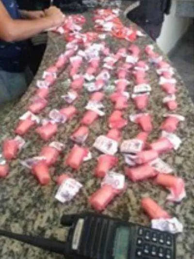 As drogas e o menor foram encaminhados para a  125° DP ( São Pedro da Aldeia)