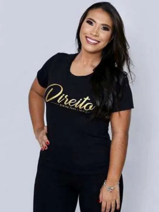 O cabelo da jovem ficou preso na roda do veículo 