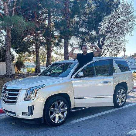 Bambam compra carro que era seu sonho para se presentear em aniversário 