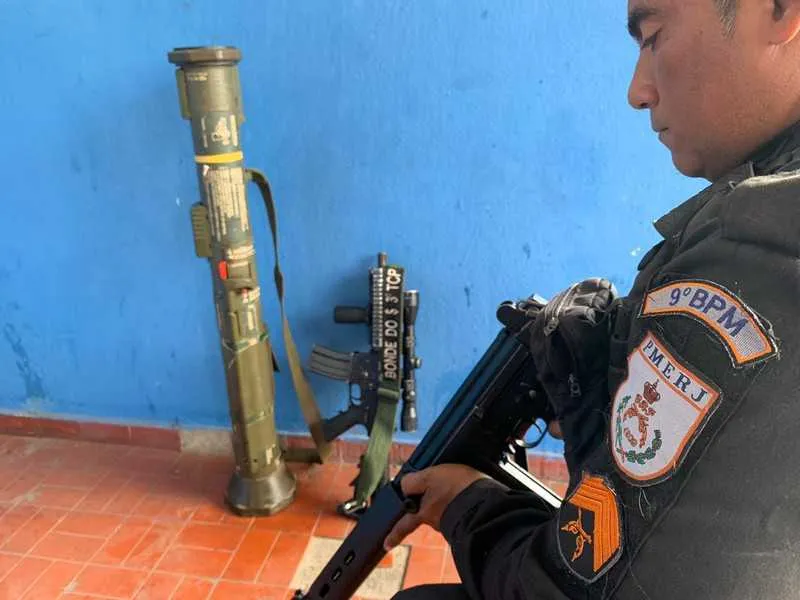 Um fuzil também foi apreendido na ação
