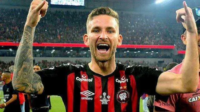 O Flamengo ofereceu R$ 6 milhões de euros ao Athletico pelo jogador