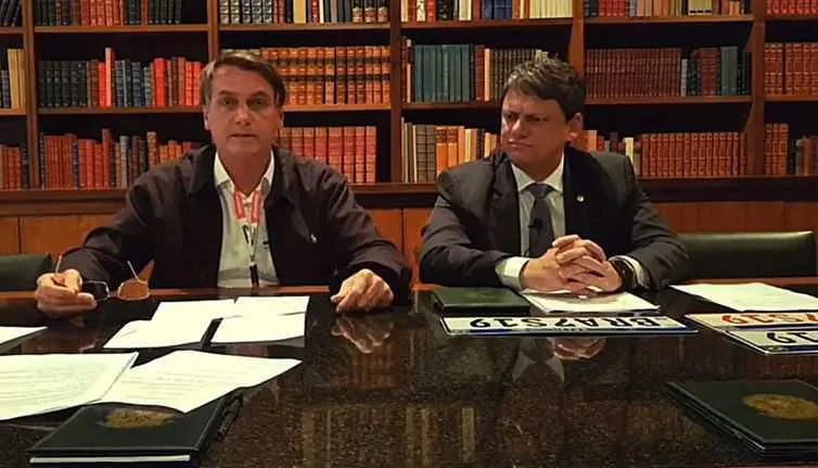 Bolsonaro deixou o vídeo gravado porque, no horário da transmissão, ele estaria em viagem para a Índia