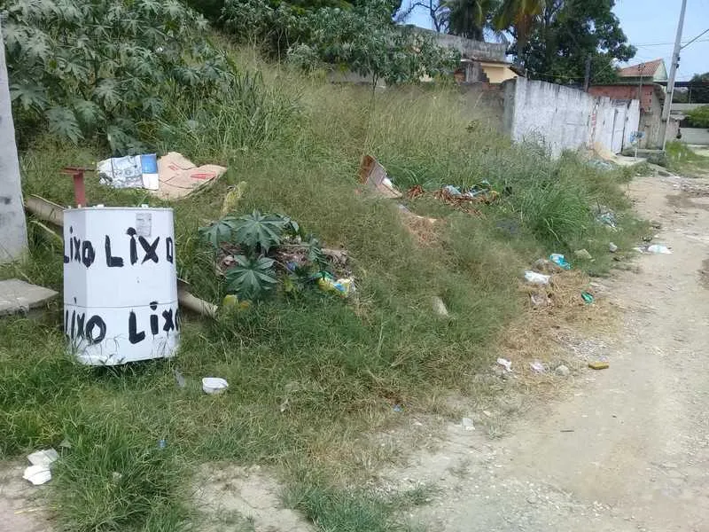 Lixo na rua causa mal estar para os moradores, atraindo mosquitos e ratos