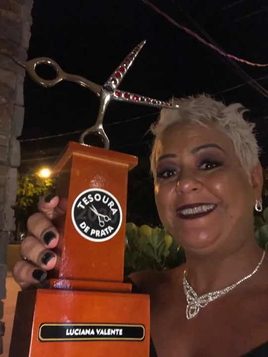 A profissional conquistou, na última terça-feira (21), o prêmio “Tesoura de Prata com Rubi”
