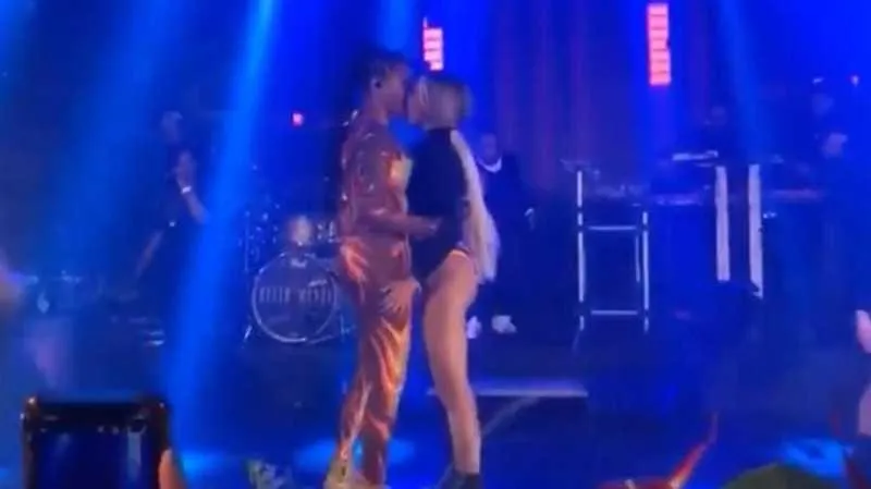 Ludmilla e Brunna protagonizaram cenas quentas durante apresentação da cantora