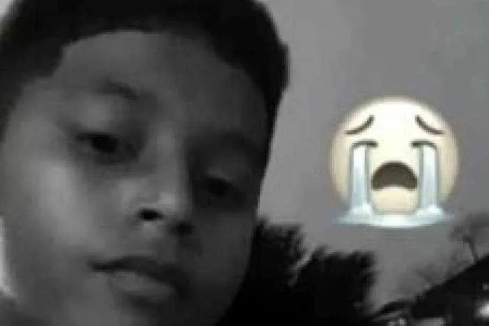 O menino voltava de uma consulta psicológica coma mãe adotiva, quando foi atingido. 