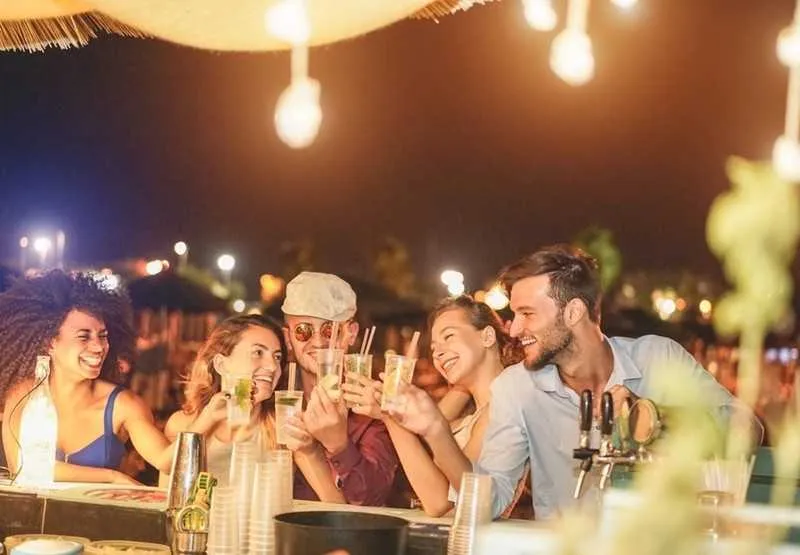 Psicóloga dá dicas de como não "perder a linha" nas festas e aproveitar bem a confraternização