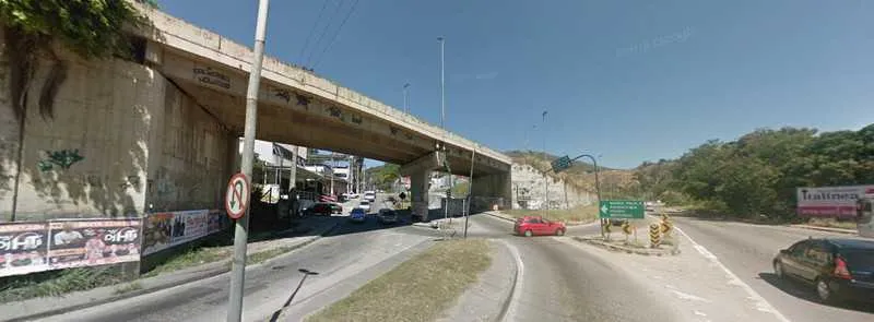 O carro ficou pendurado no viaduto em Maria Paula após derrapagem