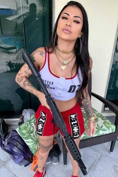 Na última semana, Mc Marcelly publicou uma foto onde segurava um armamento do tipo fuzil, que não se sabe se é de verdade