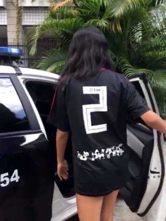 Menina fugiu de casa e foi morar com o traficante no Complexo do Salgueiro, em São Gonçalo.