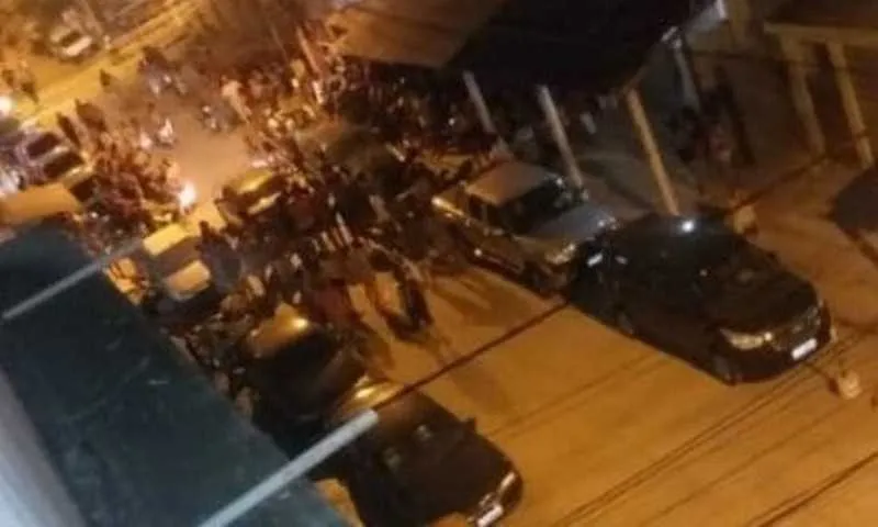 A movimentação na rua onde fica o consultório dentário 