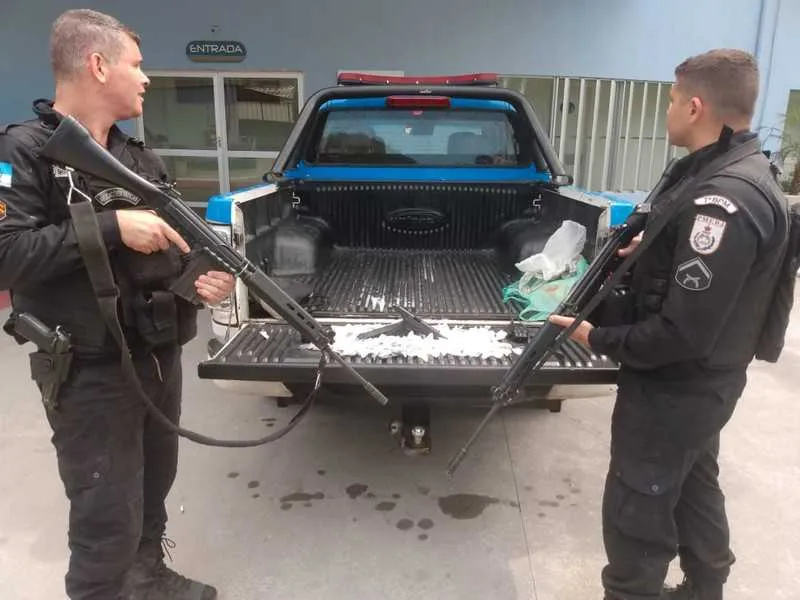 Uma pistola e uma granada foram apreendidas