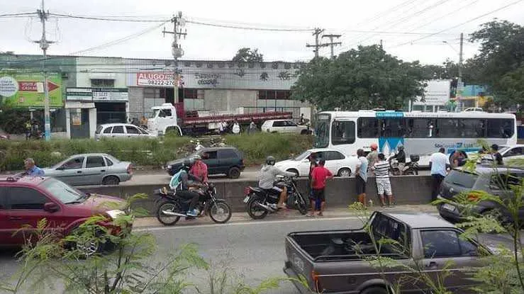 O trânsito está complicado no local