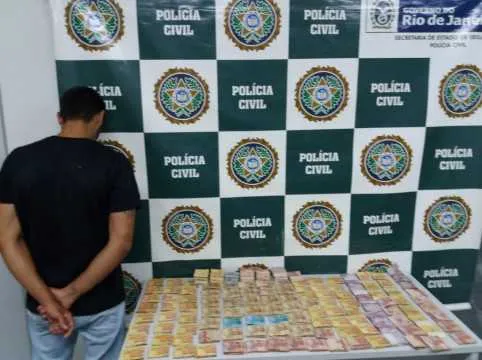 O homem está detido na 146ª Delegacia Policial (Guarus)