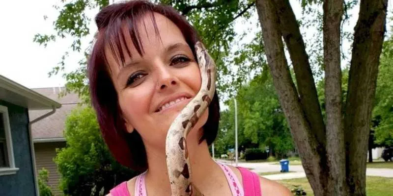 A causa da morte ainda não foi definida, mas as autoridades acreditam que a cobra estrangulou Laura