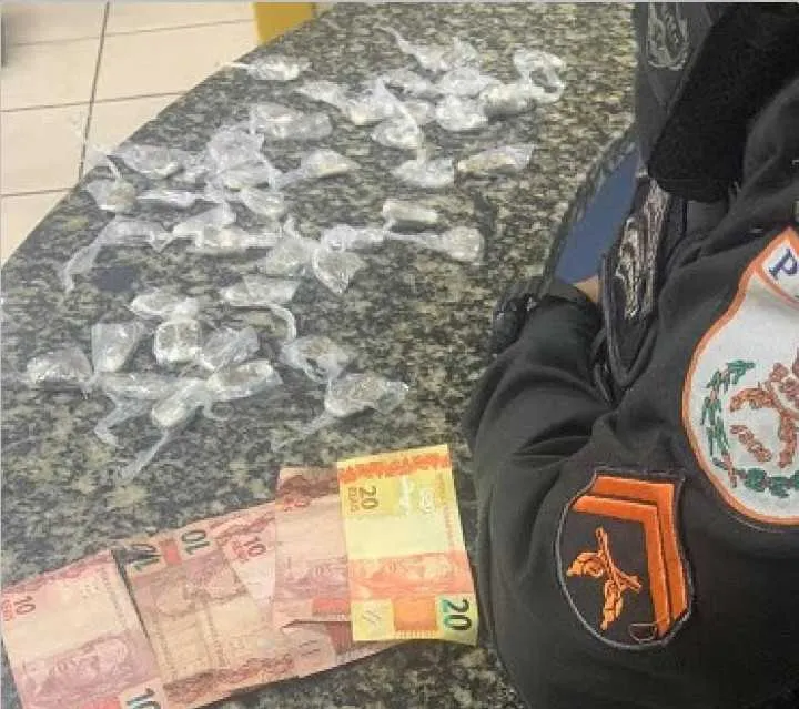 Um outro suspeito foi preso com 44 buchas de maconha