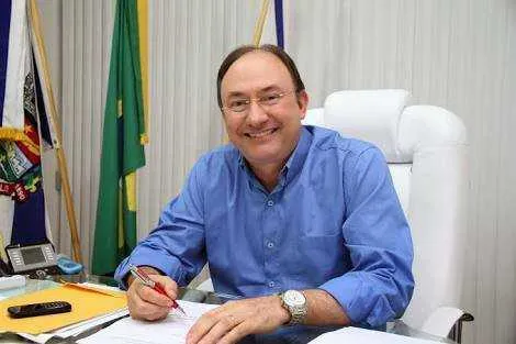 Para bloquear os bens dele, é necessário mostrar que ele causou um dano aos cofres públicos 