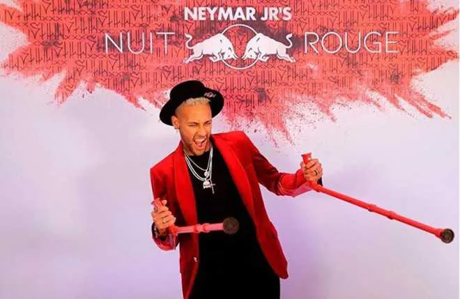No último ano, o jogador fez uma festa onde as pessoas só podiam usar roupas vermelhas