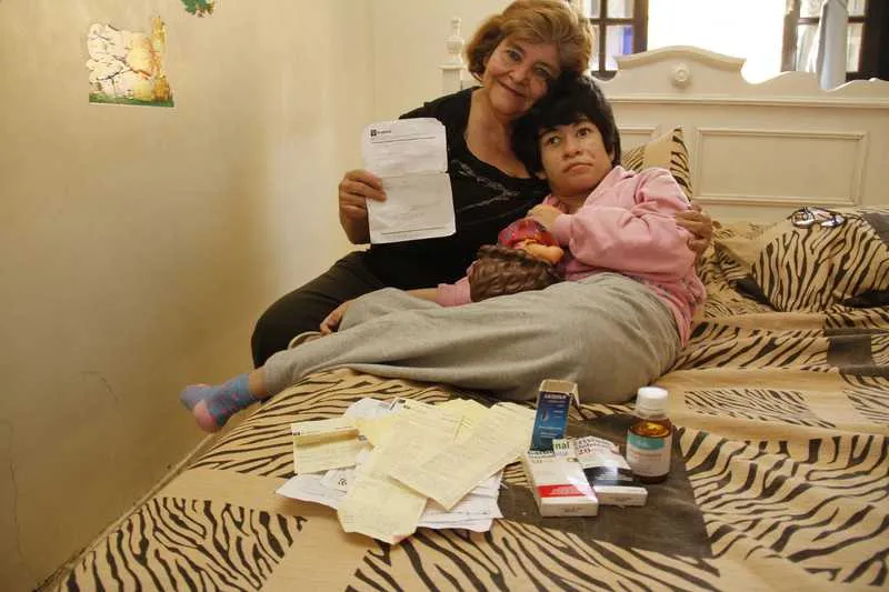 A professora morava somente com a filha na casa 