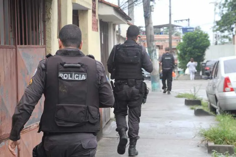 Moradores relataram confronto entre PMs e traficantes desde às 7h