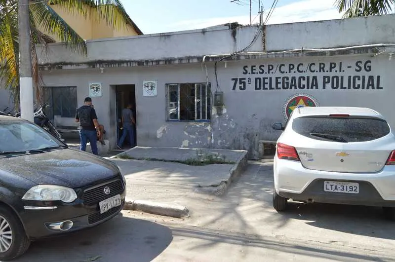 O homem foi preso por policiais da 75° DP (Rio do Ouro)