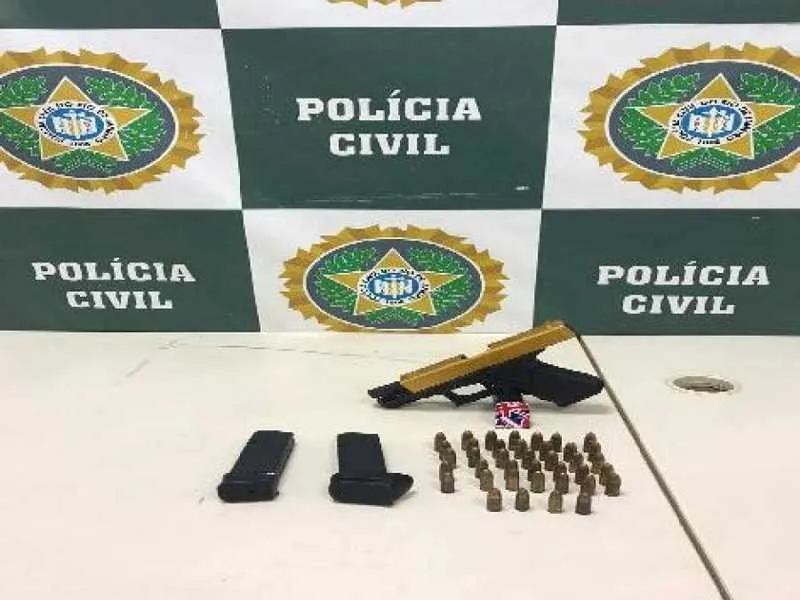 O homem foi detido e ele estava com armas e munições 