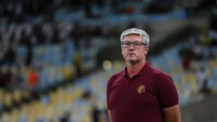 O técnico também fez críticas ao clube 
