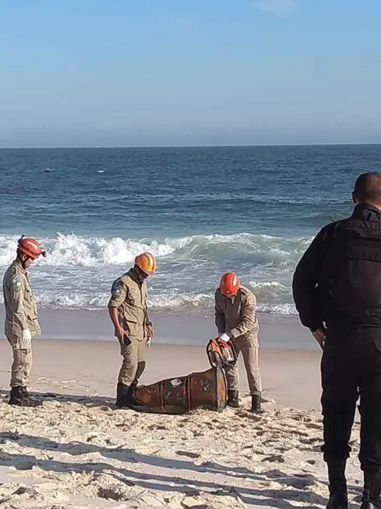 Imagem ilustrativa da imagem Tonel de ferro é encontrado com corpo dentro em praia do Rio