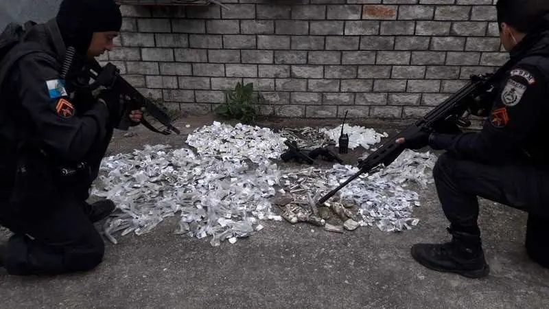 Pistola, revólver e drogas foram apreendidas na ação 