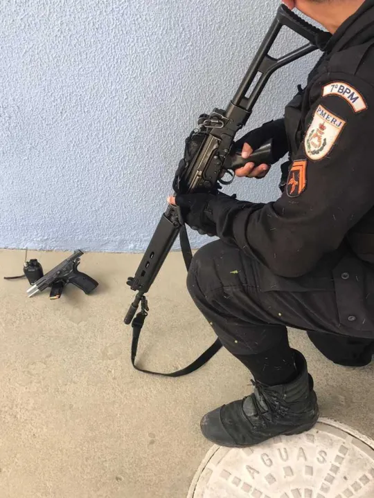 Com o suspeito, foi apreendido uma pistola e um rádio transmissor 