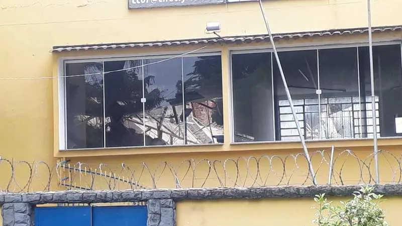 Militares dos Bombeiros estão no local