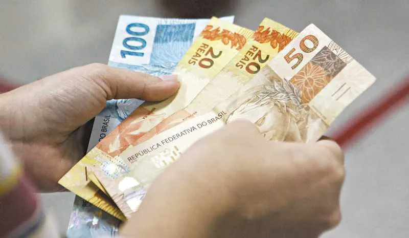 O benefício começa a ser recebido por aqueles que recebem até um salário mínimo e tem o cartão com final 1