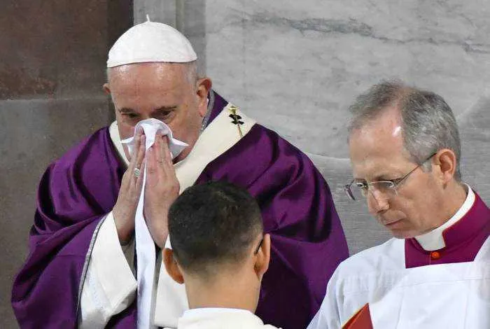 Acredita-se na hipótese de uma constipação, mas o Vaticano não esclareceu nada sobre a saúde de Francisco. 