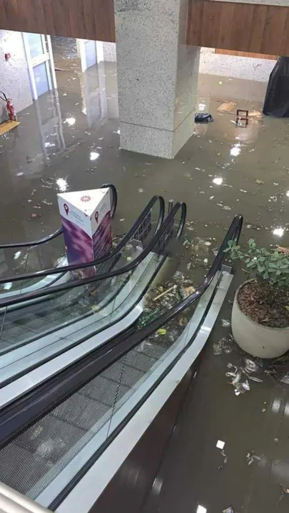 Em vídeos e imagens postadas na internet é possível ver que a água chegou até as escadas rolantes