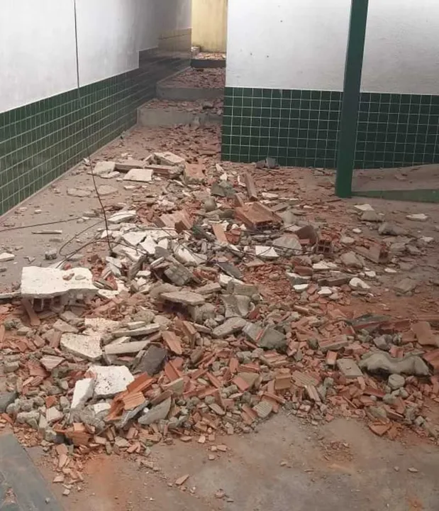 Parte do teto da  Escola Municipal Professora Marília Plaisant caiu em Jardim Esperança 