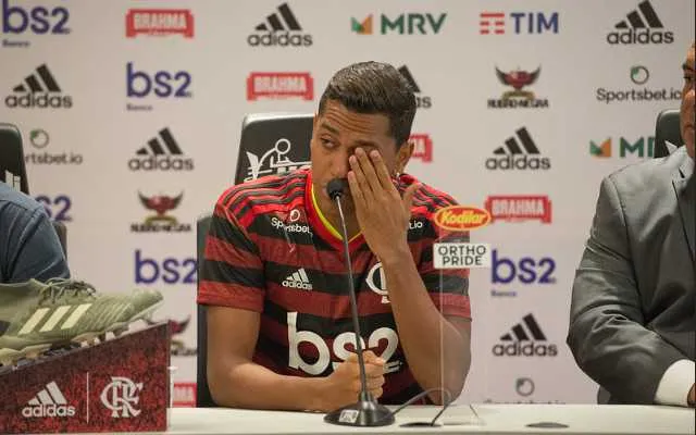 O jogador estava ao lado de Marcos Braz e Bruno Spindel