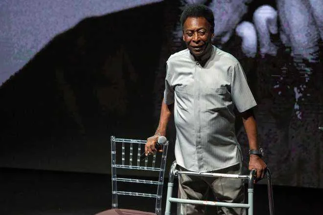 Pelé só anda com o auxílio de um andador