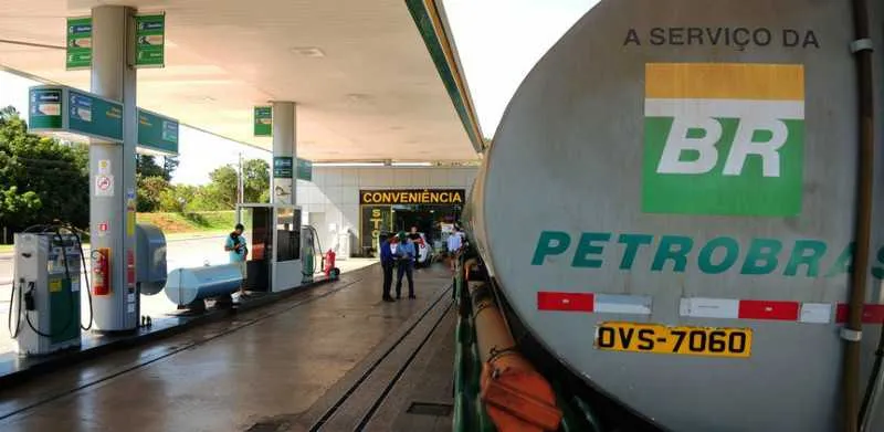 O movimento contesta as mil demissões feitas pela Petrobras na Fábrica de Fertilizantes Nitrogenados do Paraná