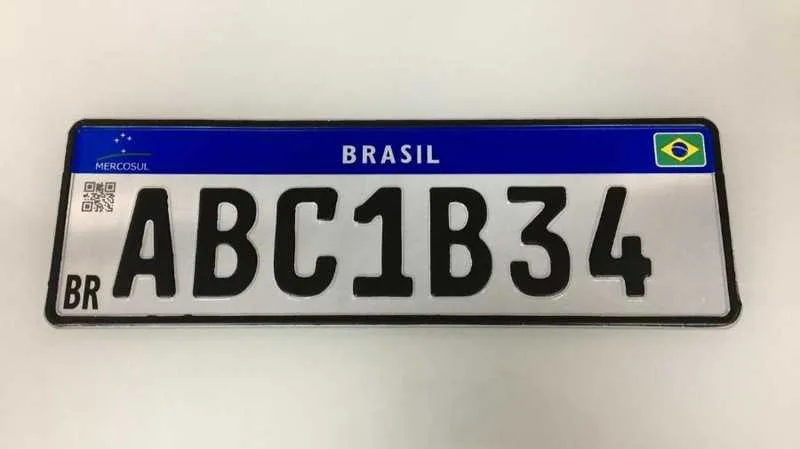 Nova versão da placa Mercosul é mais simples e com menos itens de segurança