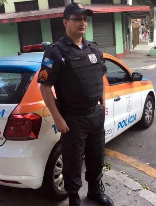 O PM Max Freitas da Silva foi enterrado no começo da tarde deste sábado (18), no cemitério Parque Nycteroy, em São Gonçalo