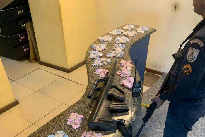 O rapaz se entregou e foi encaminhado para a 79ª DP (Jurujuba).